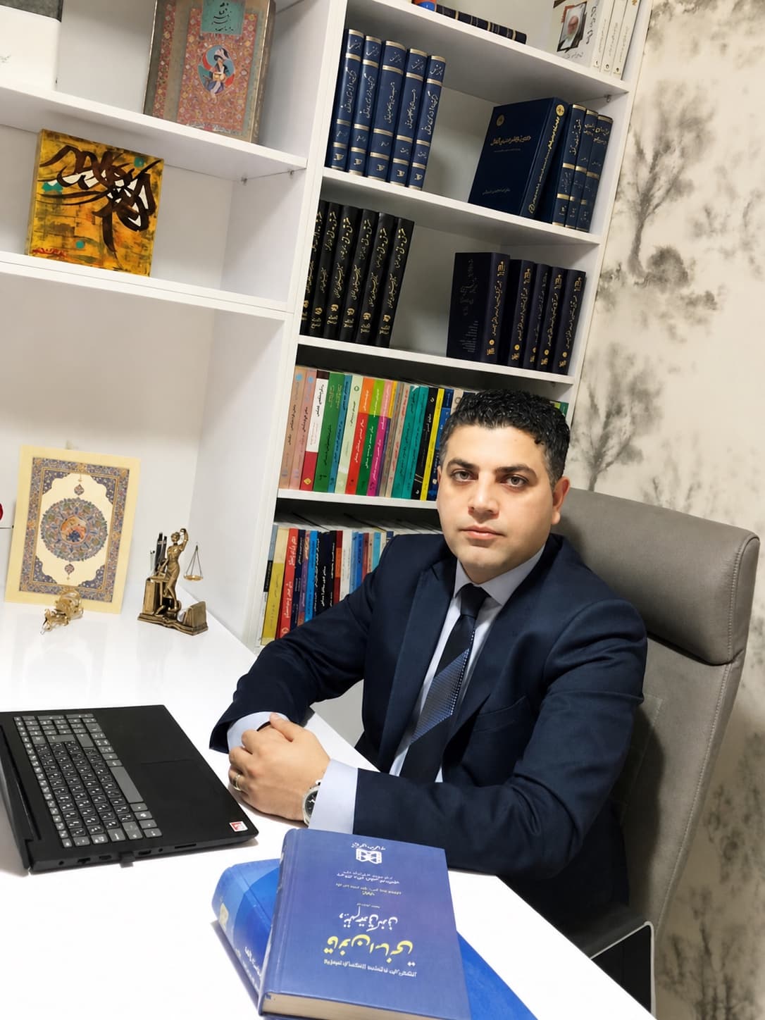 محل تصویر دکتر مهراد سلیمی در دفتر حقوقی